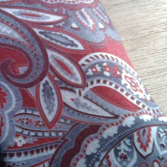 Perry Ellis Portfolio Red & Gray Paisley Necktie | Classic Men’s Silk Feel Tie - Picture 4 of 5